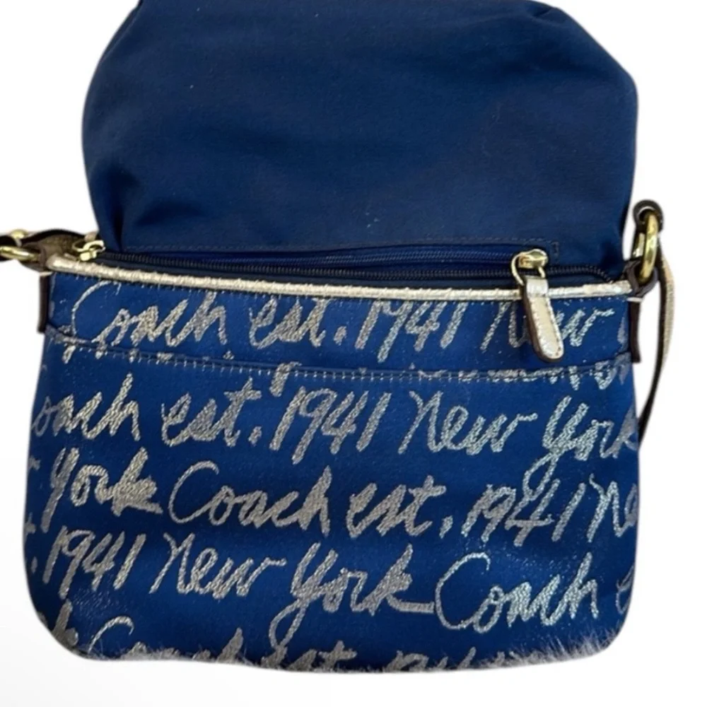 ⭐️💲SOLD💲⭐️ Y2K Coach Crossbody 3D HEART New York Signature Script - Picture 6 of 16